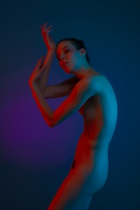 denisa fine art nude with color gels in studio in mainz 01