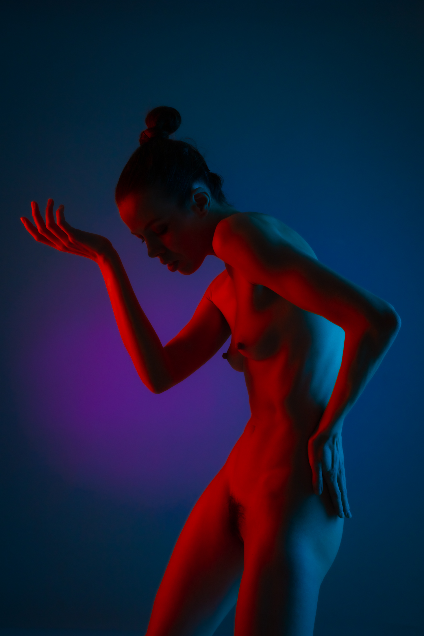 denisa fine art nude with color gels in studio in mainz 04