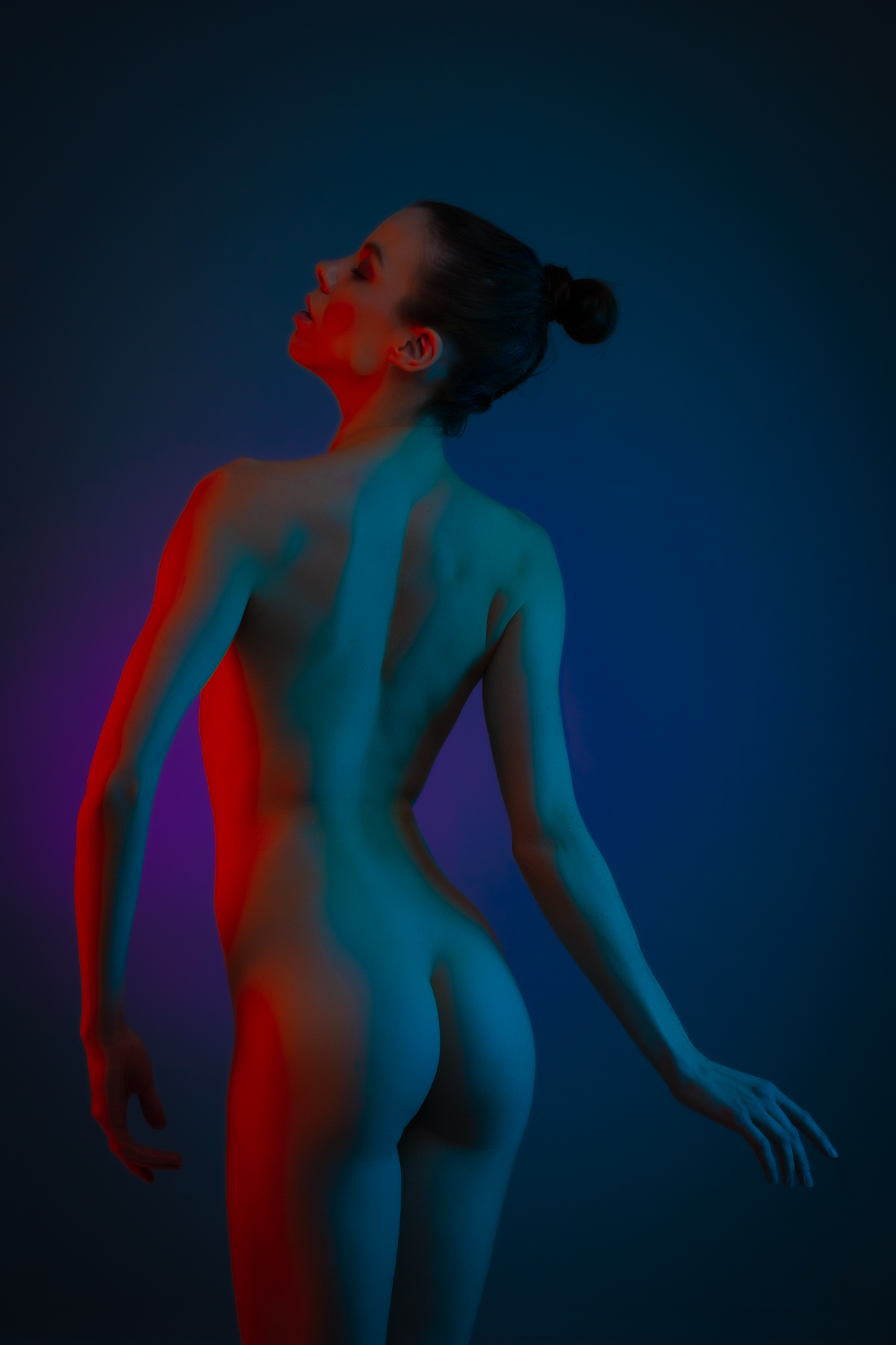 denisa fine art nude with color gels in studio in mainz 02