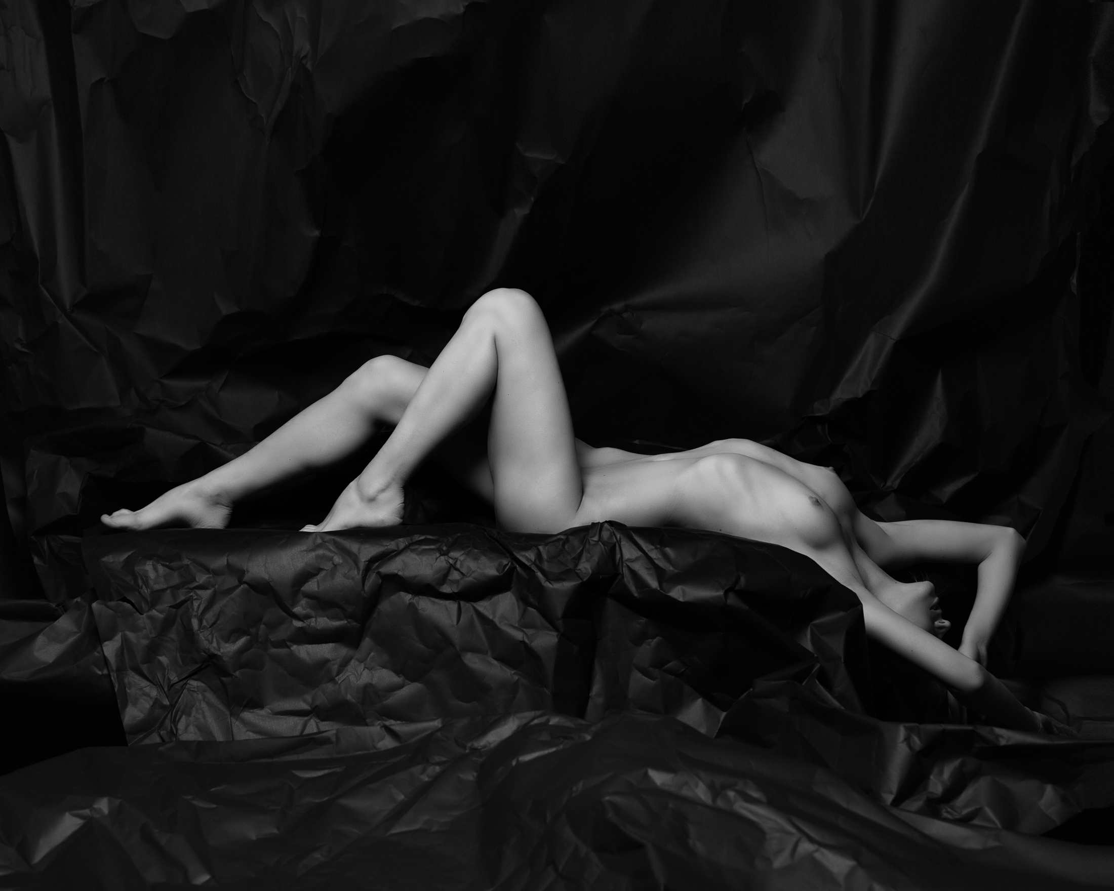 vlada sculptural nude in studio in frankfurt 03